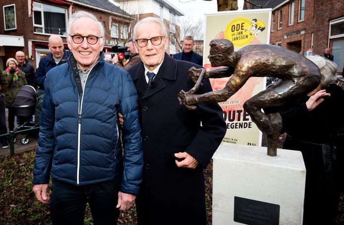 Joop Zoetemelk (links) bij de onthulling van het bronzen standbeeld van wielerlegende Jan Janssen (rechts).