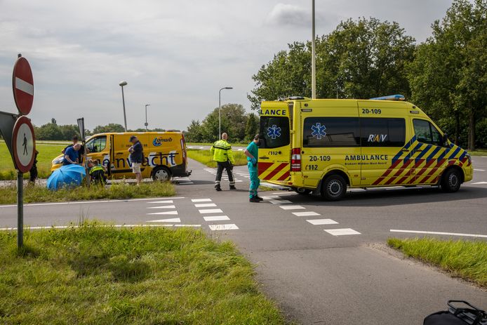 Een fietsster is donderdagmiddag rond 13:00 uur gewond geraakt bij een aanrijding met een bestelbus in Rucphen. Op een kruising tussen de Rucphenseweg en de oprit van de A58.