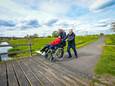 Edwin met Maarten (76) en zijn dochter Angelina in’t Veld bij het veelgebruikte bruggetje in Krimpen aan den IJssel.