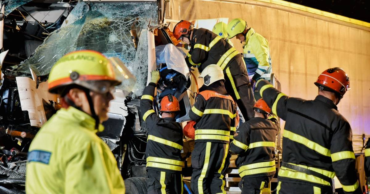 Ravage A58 na ongelukken met vrachtwagens, weg dicht in beide richtingen.
