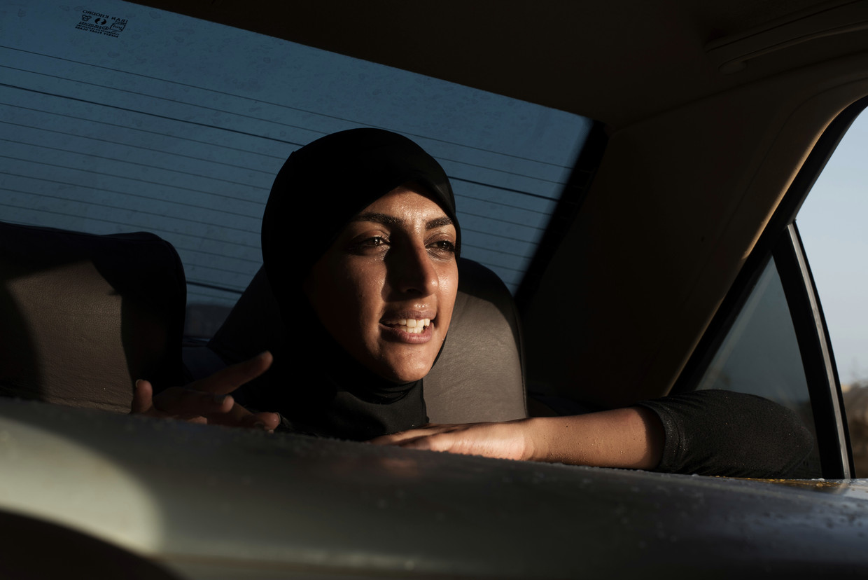 De Iraanse surfer Shahla Yasini, de hoofdpersoon in de fotoreeks. Beeld Giulia Frigieri