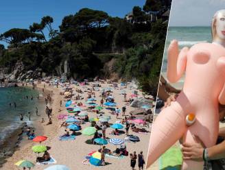 Spaanse kustplaats bant penispakken en sekspoppen op vrijgezellenfeestjes
