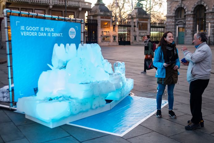 Net voor de ingang van de Zoo vind je deze ijssculptuur, een protest tegen de vervuiling van het milieu door peuken.