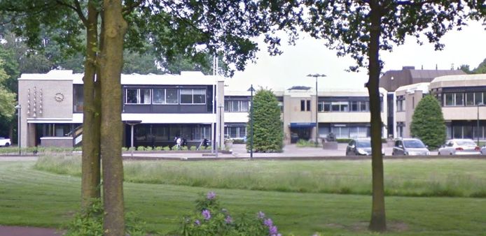 Het gemeentehuis van Voorst aan de H.W. Iordensweg in Twello wordt in 2021 en 2022 ingrijpend gerenoveerd.