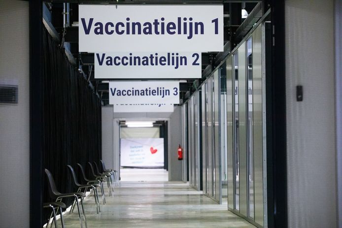 Vaccinatiecentrum in de expodroom in  Bree