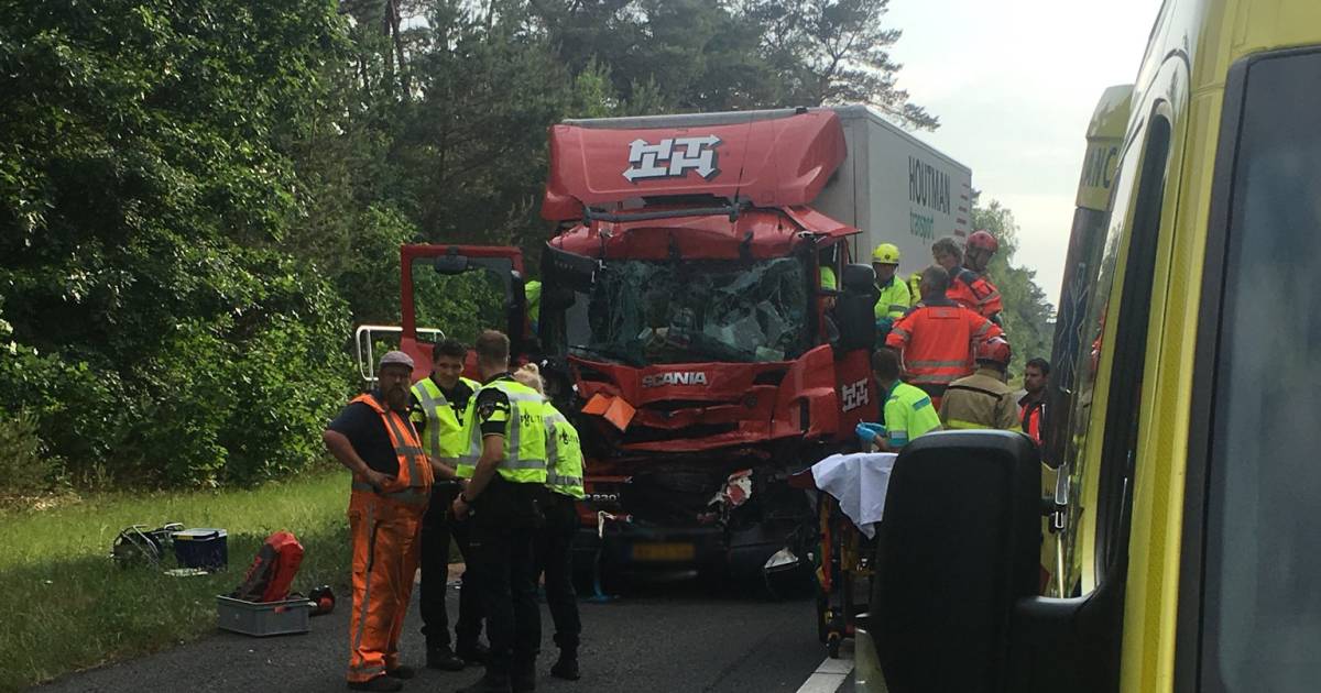 Vrachtwagenchauffeur bekneld bij ongeluk op A28 richting Zwolle.