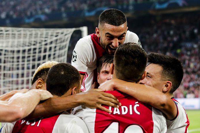 Ajax viert de tweede goal van woensdag tegen APOEL Nicosia (2-0).  Door de winst plaatste de ploeg zich voor de groepsfase.
