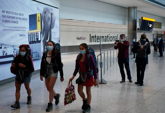 Reizigers komen aan op de Londense luchthaven Heathrow.