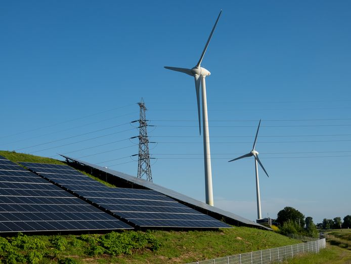Windmolens en zonnepanelen zorgen voor groene stroom, nodig opwarming van de aarde tegen te gaan.