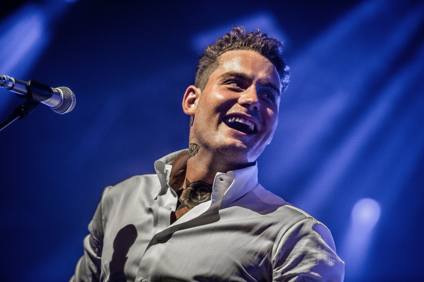 Douwe Bob krijgt procesverbaal na ‘illegaal optreden’ op Terschelling Foto AD.nl