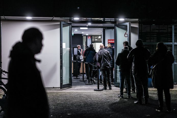 In de rij voor de boosterprik bij de nieuwe vaccinatielocatie in Duiven, die woensdag is geopend.