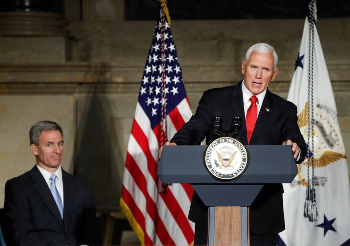 Mike Pence tijdens een naturalisatieceremonie van nieuwe Amerikanen.