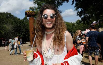Bekijk hier de meest bijzondere outfits en foto's van Down The Rabbit Hole