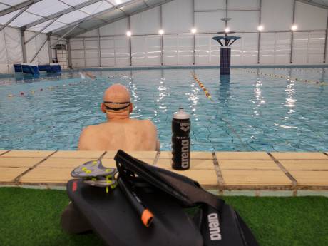 Bibberen in de tent bij het Ottenbad in Eindhoven omdat zwemstadion niet beschikbaar is: ‘Het is toch wel fris’