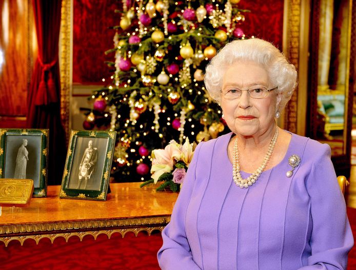 Queen Elizabeth II in de eetzaal van Buckingham Palace.