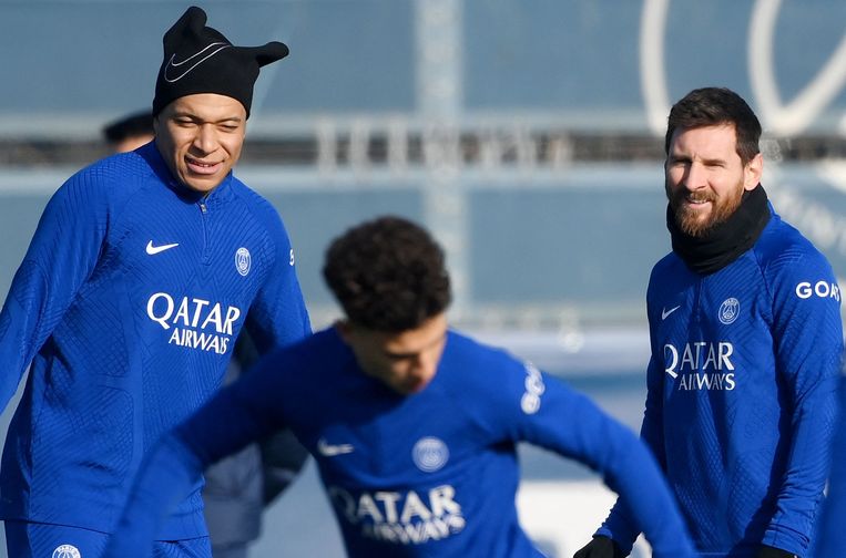 Kylian Mbappe (links) en Lionel Messi verschenen maandag weer op het trainingsveld van Paris Saint-Germain. Ze lijken op tijd voor het duel met Bayern München hersteld van hun blessures. Beeld AFP