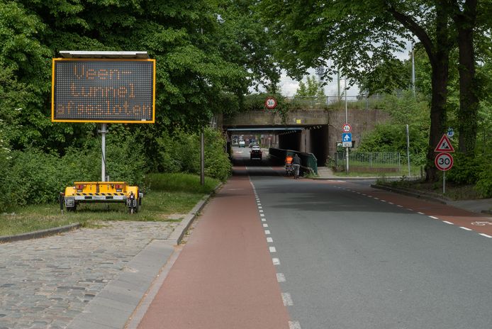 De Veentunnel in Deventer gaat vanaf maandag 25 mei twee maanden lang op slot.