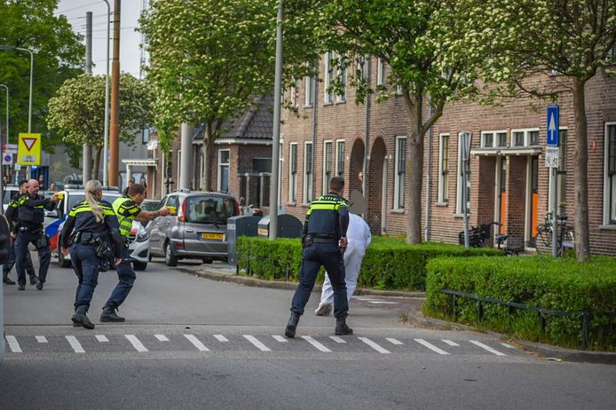 De man wordt aangehouden in Arnhem.