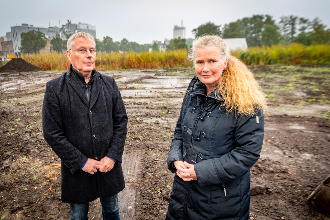 Ben Knapen en Herma Kuipers op hun kavel van het Lochemse vastgoedproject Berkeloevers.