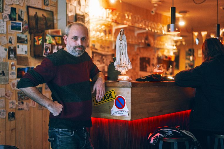 Tijl Vermeersch, uitbater van Café Fatima: 'We hebben altijd het positieve proberen te zien en we zijn creatief met de maatregelen omgegaan.' Beeld Thomas Sweertvaegher