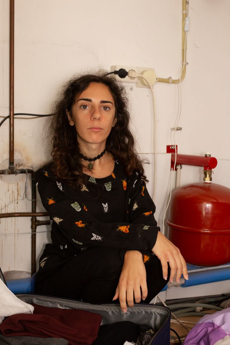 De Servische psychologiestudent Milena Ivanovic verblijft in een opslagruimte voor 50 euro per week in Tilburg. Beeld Vivian Keulards
