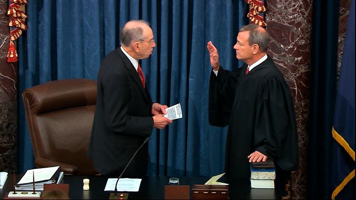 Roberts legt de eed af als voorzitter van het impeachmentproces.