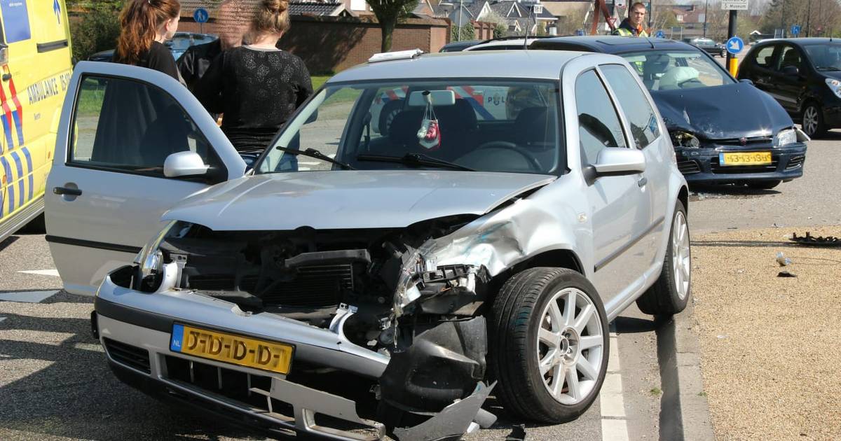 Twee gewonden bij botsing tussen twee autos in Denekamp.