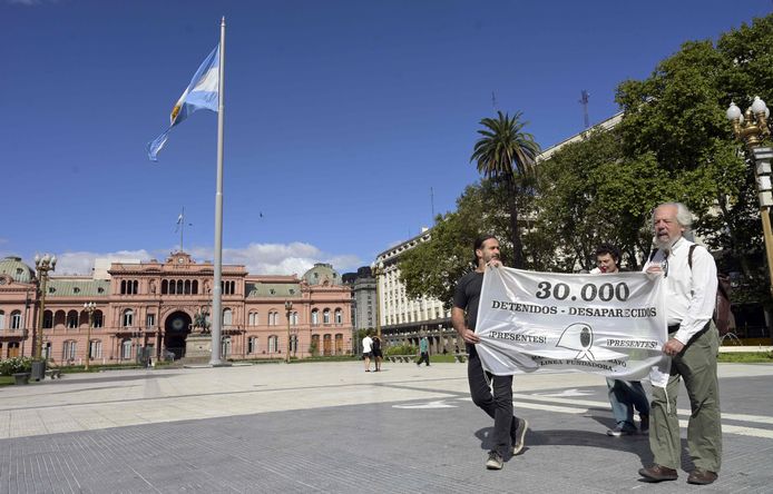 Donderdag liepen slechts drie personen mee in de wekelijkse herdenkingsronde. In Argentinië geldt een uitgaansverbod vanwege het coronavirus.