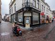 Op de hoek van de Kerstraat en de Waterstraat  staat een winkelpand te huur.