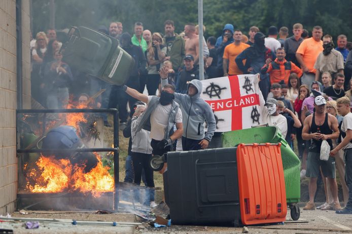 Extreemrechtse demonstranten hebben het Holiday Inn Express-hotel in Rotherham aangevallen. Naar verluidt werd het hotel gebruikt om migranten te huisvesten.