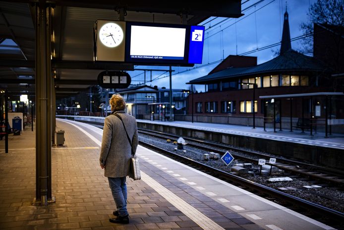 Reizigers tijdens een staking van regionale vervoerders Arriva en Keolis op het station van Zutphen. De vervoerders staken als gevolg van de stukgelopen onderhandelingen over de cao multimodaal vervoer.