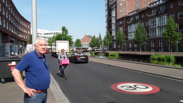 Bewoner Jos Hoogesteger op de Markendaalseweg in Breda: 'Een racebaan'.