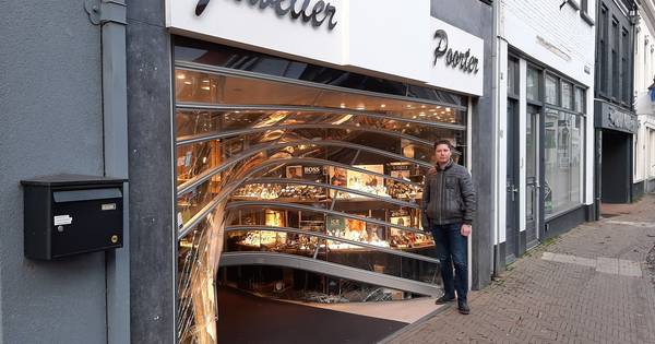 Kleine auto ramt pui juwelier Harderwijk, ‘politie was er razend snel'.