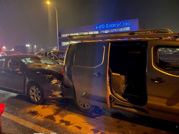 IEPER: langs de Noorderring kwam het tot een kop-staart botsing tussen drie voertuigen.