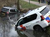 Politie wil auto in sloot helpen en belandt ook in water