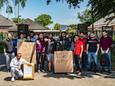 De protesterende asielzoekers in Schalkhaar. Rechts, met de rugtas in de handen, is woordvoerder Hassan Omer.