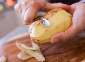 Dit is de allersnelste manier om aardappels te schillen