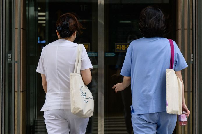 Zorgmedewerkers gaan een ziekenhuis in Seoul binnen.