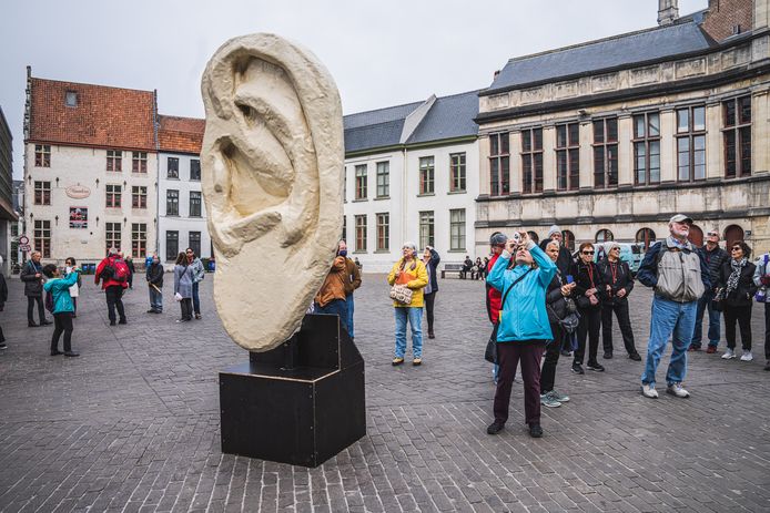 Het luisterende oor verwijst naar de functie van de Gentse ombudsdienst. Die viert dit jaar zijn 25ste verjaardag.