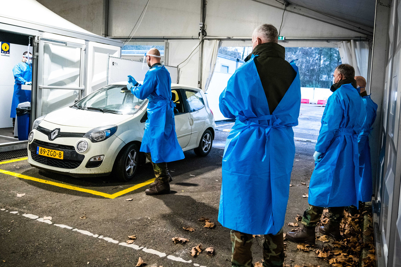 De XL-teststraat in Eindhoven, waar militairen assisteren bij het uitvoeren van coronatests