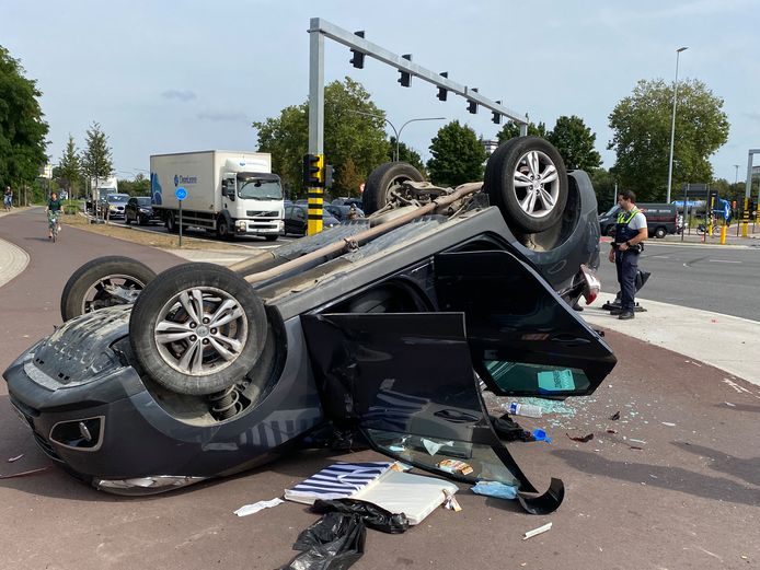 Een voertuig is maandagmiddag ingereden op een andere wagen aan de Singel in Borgerhout.