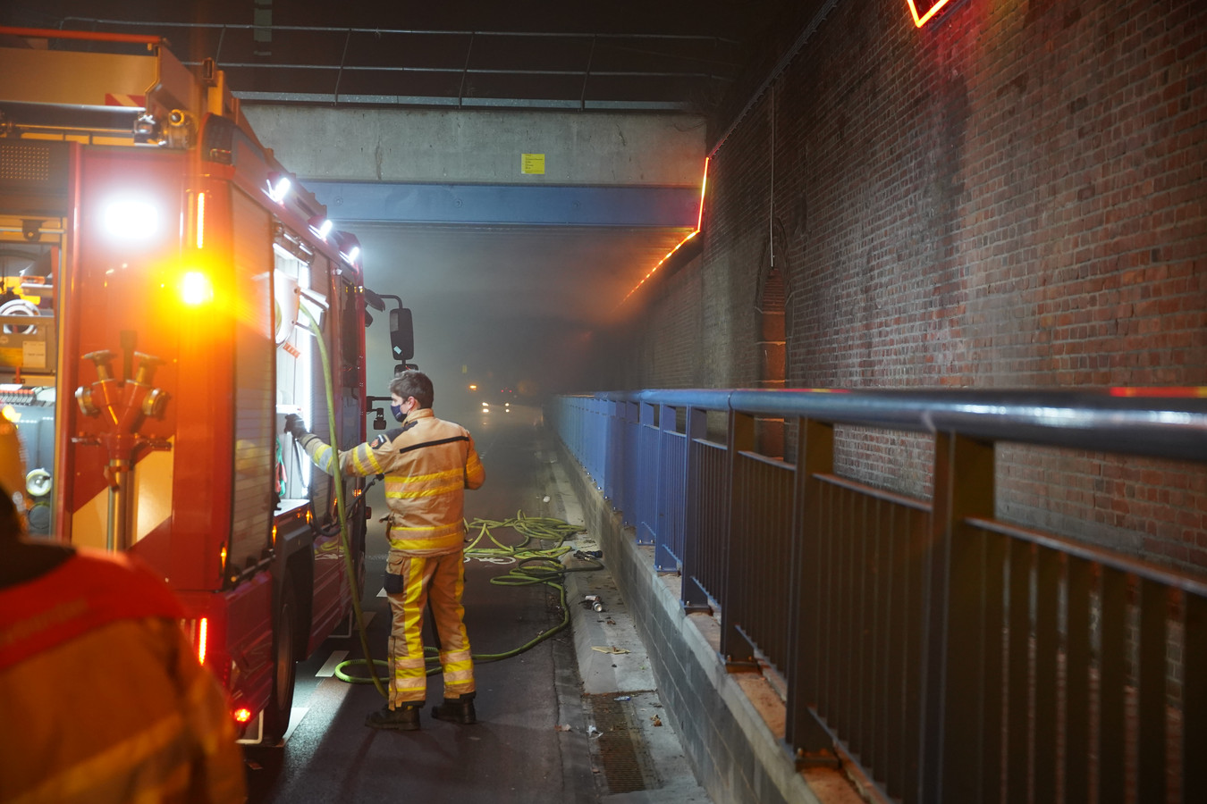 De brandweer aan het werk in de Veentunnel, nadat enkele autobanden er in brand werden gestoken.