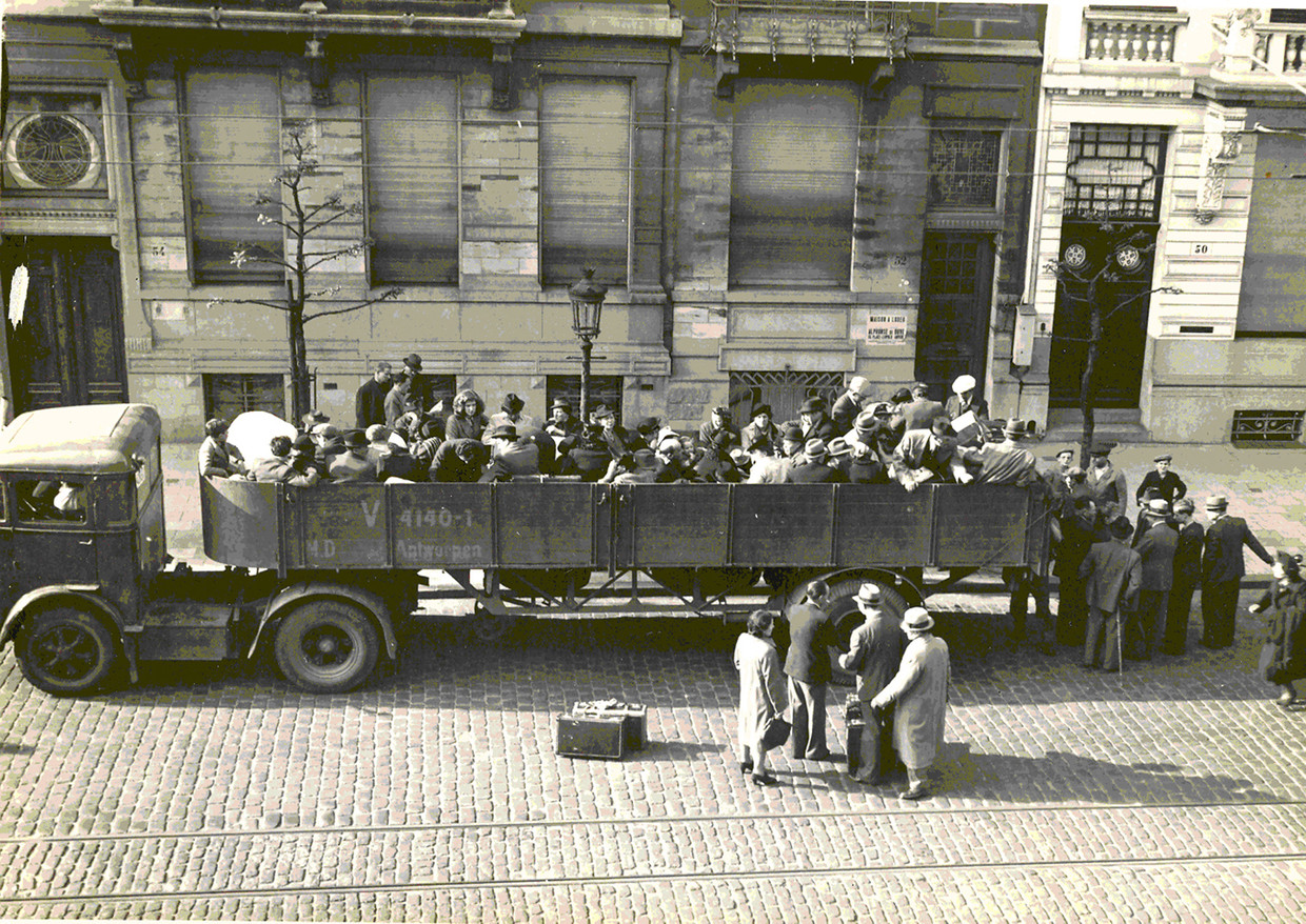 Transport van opgepakte Joden in de Plantin en Moretuslei in Antwerpen, vermoedelijk in maart of april 1943. Beeld SOMA
