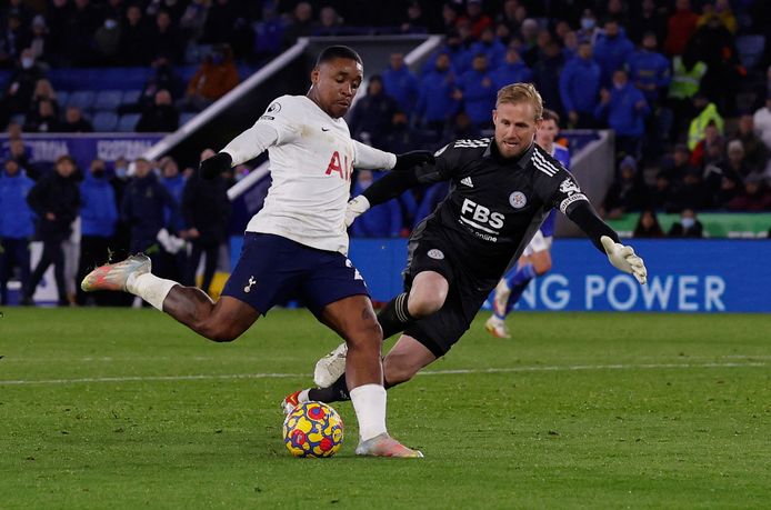 Steven Bergwijn passeert Kasper Schmeichel en is op weg naar zijn tweede goal tegen Leicester.