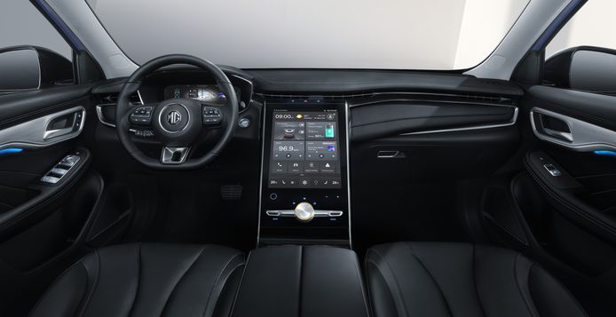 Het interieur van de MG Marvel R, met een enorm aanraakscherm dat zo uit een Tesla Model S lijkt te komen.