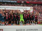 Bayer Leverkusen krijgt kampioensschaal uitgereikt