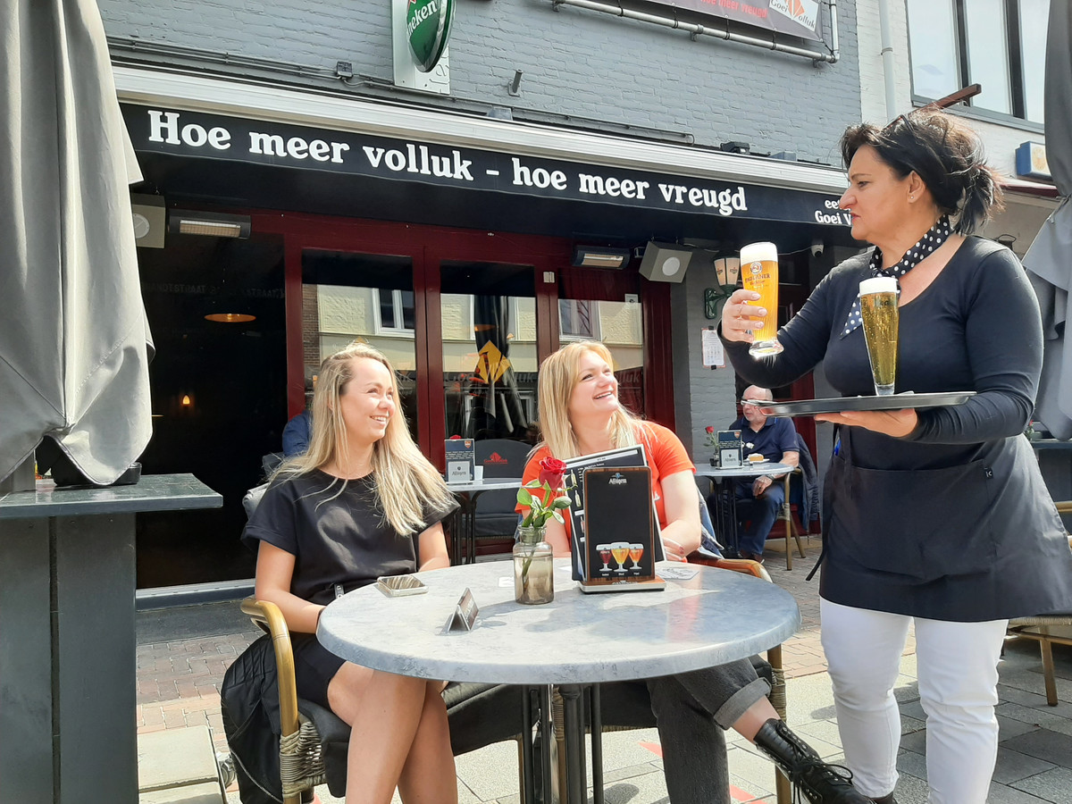 alleen Missionaris draagbaar Binnen een kwartier is het terras vol: 'Dit is wel weer wennen hoor' | Foto  | gelderlander.nl