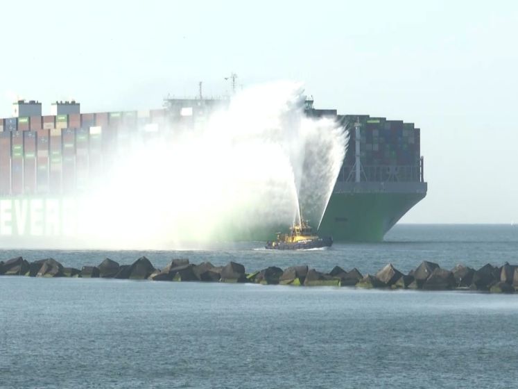Grootste containerschip ter wereld vaart Rotterdamse haven binnen