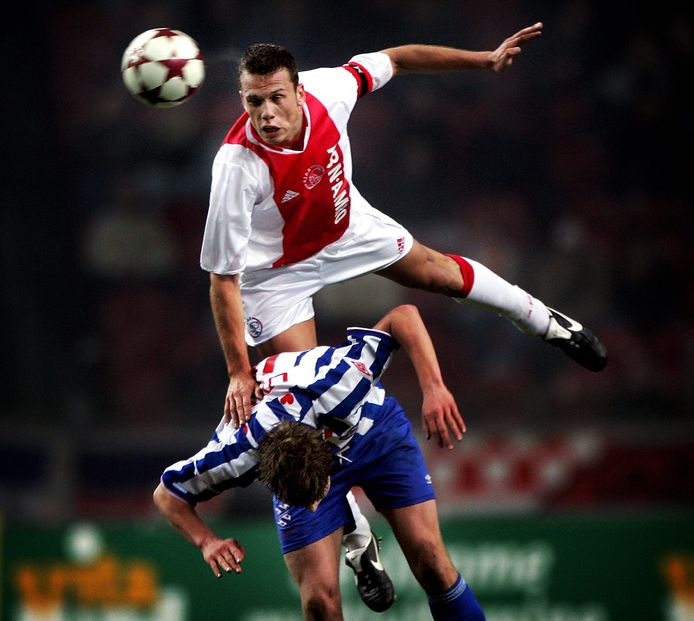 Johnny Heitinga in duel met Klaas Jan Huntelaar in 2005.