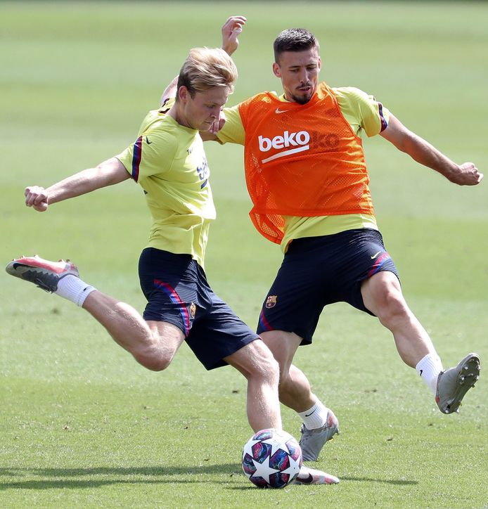 Frenkie de Jong (links) en Clément Lenglet, de enige twee geslaagde transfers van Barcelona.